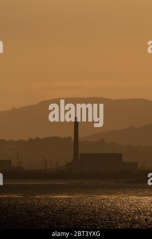 Uskmouth B Power Station, Newport, Galles, Regno Unito. 16 maggio 2020. Uskmouth B centrale elettrica vicino Newport al tramonto. Nel 2006, la stazione fu utilizzata come locale Foto Stock