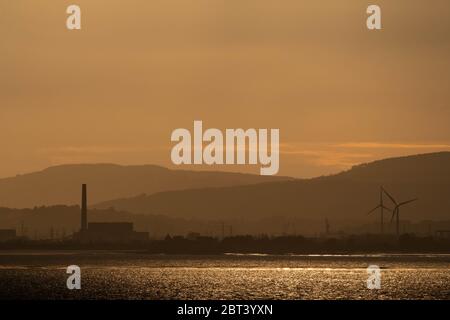 Uskmouth B Power Station, Newport, Galles, Regno Unito. 16 maggio 2020. Uskmouth B centrale elettrica vicino Newport al tramonto. Nel 2006, la stazione fu utilizzata come locale Foto Stock