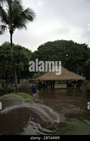 Mata De Sao Joao, Bahia, Brasile. 22 maggio 2020. (INT) Covid-19: Pioggia pesante in Bahia. 22 maggio 2020, Mata de Sao Joao, Bahia, Brasile: Forti precipitazioni nella regione della spiaggia di Praia do Forte in Bahia, causando inondazioni, questo Venerdì pomeriggio (22).Credit: Sergio Lopez/Thenews2 Credit: Sergio Lopez/TheNEWS2/ZUMA Wire/Alamy Live News Foto Stock