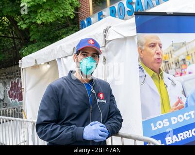 New York, Stati Uniti. 22 maggio 2020. Alex Damiron dipendente della SOMOS Community Care aiuta ad organizzare test per COVID-19 e anticorpi alla comunità di Washington Heights Latino (Foto di Lev Radin/Pacific Press) Credit: Pacific Press Agency/Alamy Live News Foto Stock