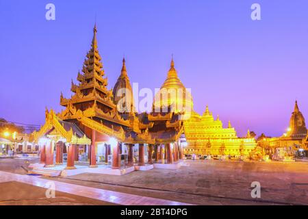 La pagoda di Shwezigon di notte, Nyaung-U vicino Bagan, Mandalay, Myanmar Foto Stock