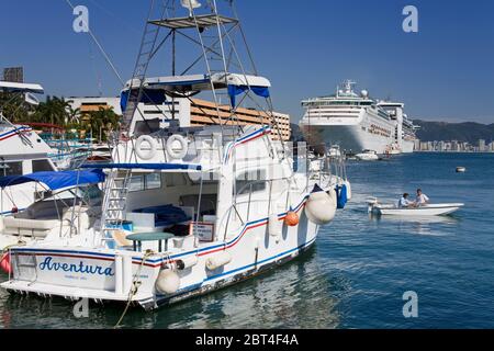 Barche da pesca sul Malecon, Acapulco Città, Stato di Guerrero, Messico, America del Nord Foto Stock