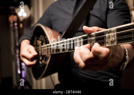 Chitarrista greco in festa. Musica band, Wedding band. Foto Stock