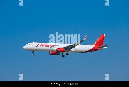 N697AV Avianca Airbus A321-200 atterrando al LAX Foto Stock