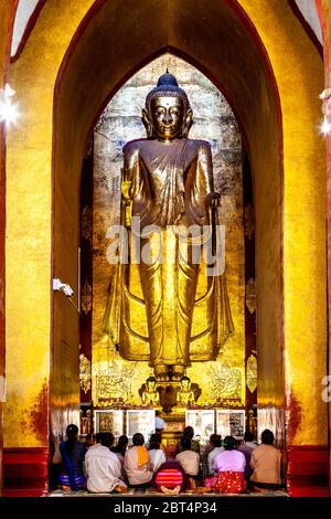 I visitatori che pregano al Tempio di Ananda, Bagan, nella regione di Mandalay, Myanmar. Foto Stock