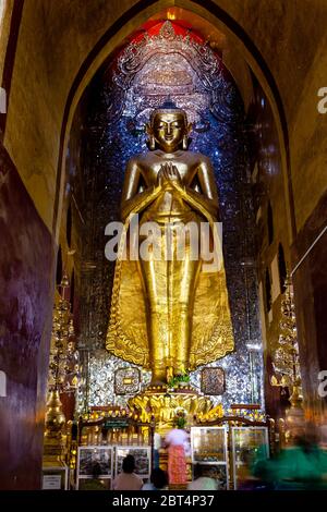 I visitatori che pregano al Tempio di Ananda, Bagan, nella regione di Mandalay, Myanmar. Foto Stock