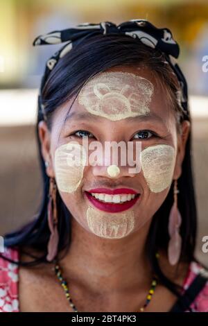 Una giovane donna birmana sorridente fuori dal tempio di Manuha, Bagan, regione di Mandalay, Myanmar. Foto Stock