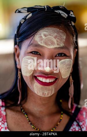 Una giovane donna birmana sorridente fuori dal tempio di Manuha, Bagan, regione di Mandalay, Myanmar. Foto Stock