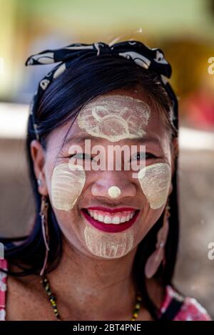 Una giovane donna birmana sorridente fuori dal tempio di Manuha, Bagan, regione di Mandalay, Myanmar. Foto Stock