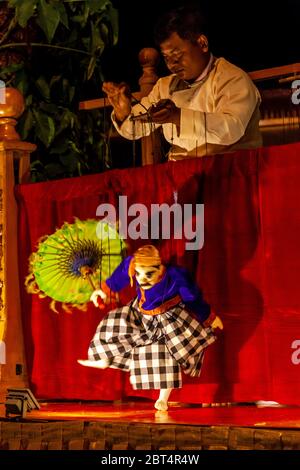 Uno spettacolo tradizionale di marionette, Bagan, Regione Mandalay, Myanmar. Foto Stock