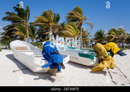 Barche da pesca a Mahahaul Beach, Costa Maya, Quintana Roo, Messico, Nord America Foto Stock