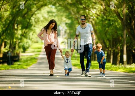 i genitori giocano con i bambini nel parco Foto Stock