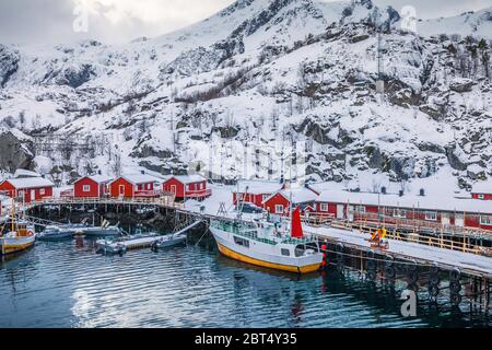 Barche ormeggiate nel porto, Nusfjord, Flakstadoya, Flakstad, Lofoten, Nordland, Norvegia Foto Stock