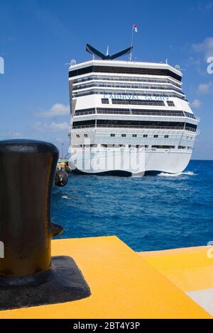 Bollard e nave da crociera nel porto di Costa Maya, Quintana Roo, Messico, Nord America Foto Stock