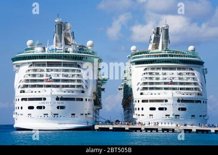 Navi da crociera a Puerta Maya sull'isola di Cozumel, Quintana Roo, Messico Foto Stock