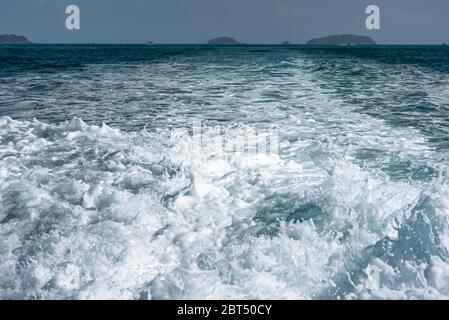 Percorre la superficie dell'acqua dietro un motoscafo a motore a movimento rapido Foto Stock