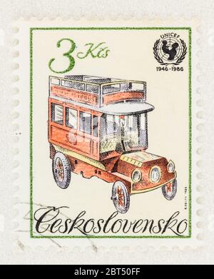 SEATTLE WASHINGTON - 2 maggio 2020: Giocattolo Omnibus su 1986 francobollo ceco, commemorando il 40° anniversario dell'UNICEF. Scott 2616 Foto Stock