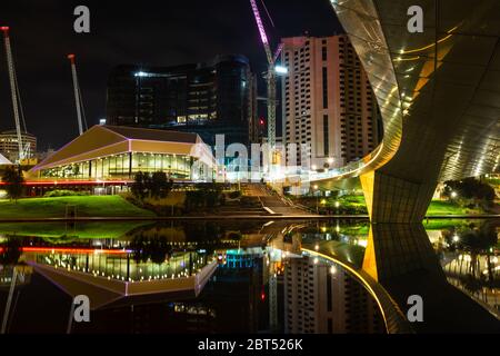 Una cittyscape notturna con il ponte pedonale del fiume torrens su una notte molto tranquilla ad Adelaide Sud Australia, preso il 21 maggio 2020 Foto Stock