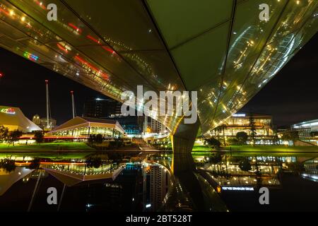 Una cittyscape notturna presa sotto il ponte pedonale del fiume torrens in una notte molto tranquilla ad Adelaide Sud Australia, presa il 21 maggio 2020 Foto Stock