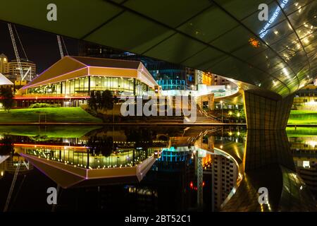 Una cittyscape notturna presa sotto il ponte pedonale del fiume torrens in una notte molto tranquilla ad Adelaide Sud Australia, presa il 21 maggio 2020 Foto Stock