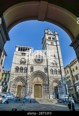 Facciata principale gotica della Cattedrale di Genova da Piazza San Lorenzo, Genova, Liguria, Italia Foto Stock