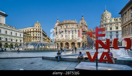 ‘Genova’ in Piazza De Ferrari, nel cuore di Genova, piazza della città nota per la sua fontana in bronzo degli anni trenta e per i suoi edifici e le sue inastensioni di spicco, Foto Stock