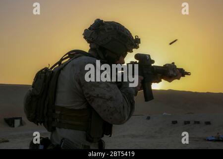200512-M-IR130-1370 EMIRATI ARABI UNITI (12 maggio 2020) UN Marine di ricognizione assegnato alla Maritime RAID Force, 26a unità di spedizione marina (MEU), spara una carbina M4 durante un campo di addestramento con fuoco vivo 12 maggio 2020. Il Bataan Amphibious Ready Group con il 26° MEU imbarcato sta conducendo un addestramento di routine di sostentamento contro incendi non vivi e incendi negli Emirati Arabi Uniti per migliorare i set di missione critica per il team Navy-Marine Corps degli Stati Uniti che opera nell'area di responsabilità del comando centrale degli Stati Uniti. (STATI UNITI Marine Corps foto di CPL. Gary Jayne III) Foto Stock