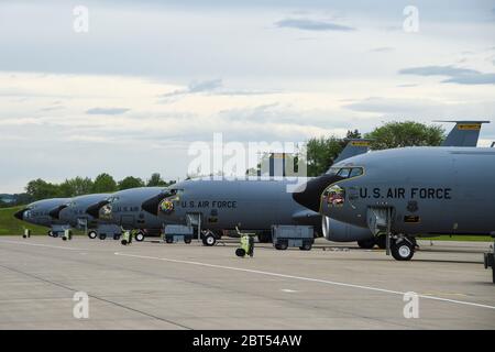 Gli aeromobili KC-135 assegnati alla 171a ala di rifornimento della Guardia nazionale aerea della Pennsylvania situata vicino a Pittsburgh sono parcheggiati sulla linea di volo il 19 maggio 2020. (STATI UNITI Foto della Guardia Nazionale aerea di Senior Master Sgt. Shawn Monk) Foto Stock