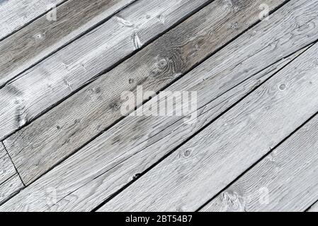Tavole rustiche in legno grigio in file diagonali. Sfondo full-frame con spazio per la copia. Foto Stock