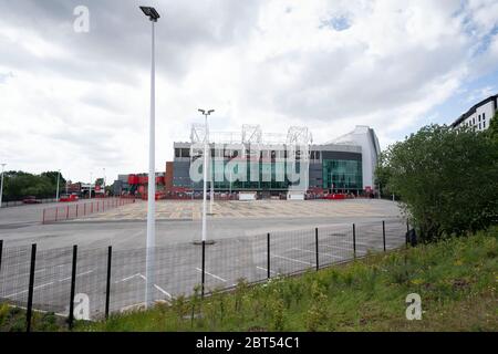 Manchester, Regno Unito. 22 maggio 2020. Foto scattata il 22 maggio 2020 mostra una vista dell'Old Trafford Stadium di Manchester United a Manchester, Gran Bretagna. Secondo la BBC, Manchester United ha detto che la pandemia del coronavirus ha costato loro un iniziale 28 milioni di libbre - e si aspettano che la cifra finale sia molto più alta. Credit: Jon Super/Xinhua/Alamy Live News Foto Stock