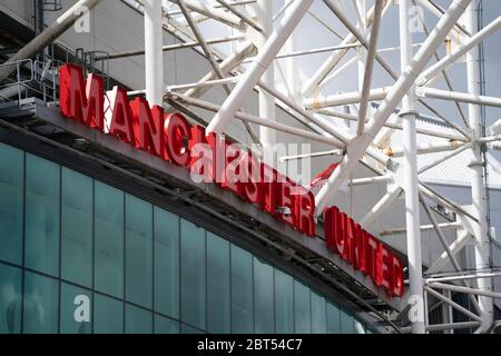 Manchester, Regno Unito. 22 maggio 2020. Foto scattata il 22 maggio 2020 mostra una vista dell'Old Trafford Stadium di Manchester United a Manchester, Gran Bretagna. Secondo la BBC, Manchester United ha detto che la pandemia del coronavirus ha costato loro un iniziale 28 milioni di libbre - e si aspettano che la cifra finale sia molto più alta. Credit: Jon Super/Xinhua/Alamy Live News Foto Stock