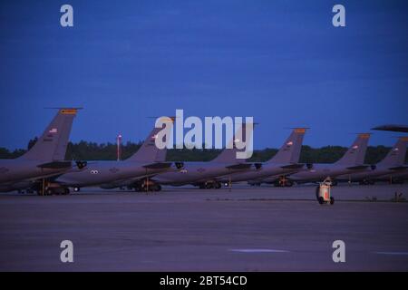 Gli aeromobili KC-135 assegnati alla 171a ala di rifornimento della Guardia nazionale aerea della Pennsylvania situata vicino Pittsburgh sono parcheggiati sulla linea di volo al crepuscolo 20 maggio 2020. (STATI UNITI Foto della Guardia Nazionale aerea di Senior Master Sgt. Shawn Monk) Foto Stock