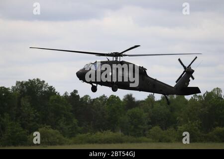 Una Guardia Nazionale del D.C. UH-60 Blackhawk atterra ad Asheboro, N.C. come parte di una missione di fornitura aeromedica a sostegno della risposta COVID-19 delle autorità civili distrettuali 25 aprile 2020. (US Army Photo by SSG Andrew Enriquez, DC Guardia Nazionale 715 distaccamento Affari pubblici) Foto Stock