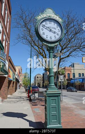 Orologio sul marciapiede nel centro di Traverse City, Michigan Foto Stock