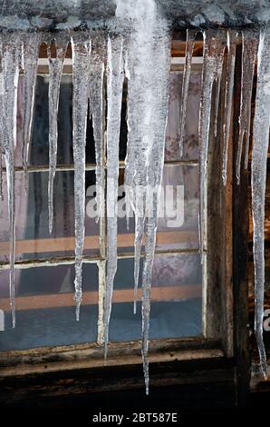 MT00527-00...MONTANA - Icicles appeso al tetto di McDonald Cabin durante l'inverno alla città fantasma di Garnet. Foto Stock