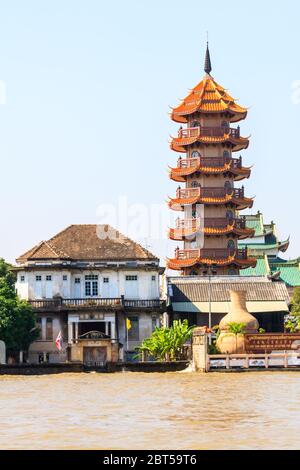Che Chin Khor Tempio e Pagoda sul fiume Chao Phraya a Bangkok, Thailandia Foto Stock