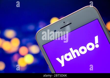 Calgary, Alberta. Canada 22 maggio 2020. Un iPhone Plus con il logo Yahoo sullo schermo. Foto Stock