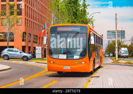 SANTIAGO, CILE - OTTOBRE 2015: Un autobus Transantiago a Las Condes Foto Stock