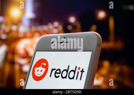 Calgary, Alberta. Canada 22 maggio 2020. Un iPhone Plus con un logo Reddit sullo schermo. Foto Stock