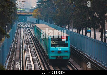 Santiago, Cile - Giugno 2016: Un treno Metro de Santiago alla linea 2 Foto Stock