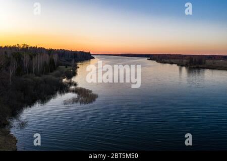 Tramonto rosso-arancione sul lago artificiale di Uvodsky, regione di Ivanovo, Russia, foto scattata da un drone. Foto Stock