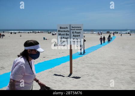 Pechino, Stati Uniti. 22 maggio 2020. Il 22 maggio 2020, al Jones Beach state Park di New York, Stati Uniti, viene comunicato di mantenere la distanza sociale. Le spiagge a gestione statale di New York sono state aperte venerdì per il fine settimana del Memorial Day, mentre erano in vigore severe restrizioni per prevenire la diffusione del COVID-19. Credit: Wang Ying/Xinhua/Alamy Live News Foto Stock