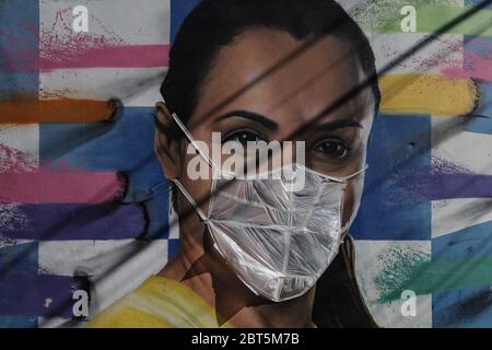 Pechino, Brasile. 21 Maggio 2020. Un graffito della stella brasiliana di calcio Marta Vieira da Silva è coperto con una maschera facciale per aumentare la consapevolezza di contenere la diffusione di COVID-19 a San Paolo, Brasile, il 21 maggio 2020. Credit: Rahel Patrasso/Xinhua/Alamy Live News Foto Stock