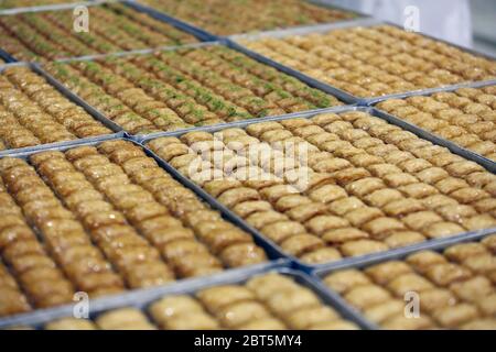 Ankara, Turchia. 22 maggio 2020. Il tradizionale panificio turco di dessert è esposto alla fabbrica di pane di Halk, una panetteria ad Ankara, Turchia, il 22 maggio 2020. I turchi amano mangiare tutti i tipi di dessert a Iftar, il pasto serale quando i musulmani rompono il loro digiuno durante il mese islamico del Ramadan. Credit: Mustafa Kaya/Xinhua/Alamy Live News Foto Stock