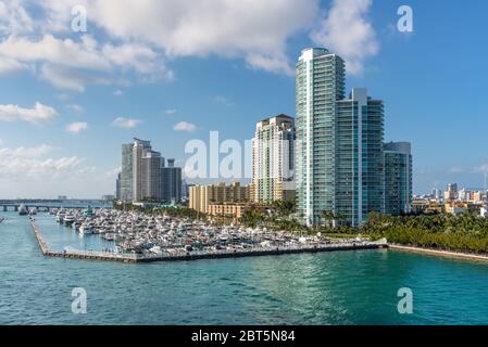 Miami, FL, Stati Uniti - 28 Aprile 2019: Alti e lussuosi condomini con vista sul parcheggio per barche sulla Florida Intra-Coastal Waterway (Meloy Channel Foto Stock