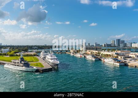 Miami, FL, Stati Uniti - 28 aprile 2019: Yacht di lusso e barche della Guardia Costiera degli Stati Uniti attraccati nella baia di Biscayne, Miami, Florida, Stati Uniti d'America Foto Stock