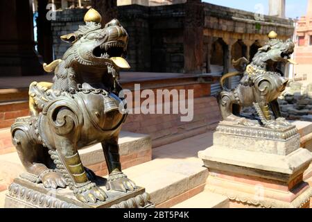 Bhaktapur Nepal - statue di leoni in Piazza Bhaktapur Durbar Foto Stock