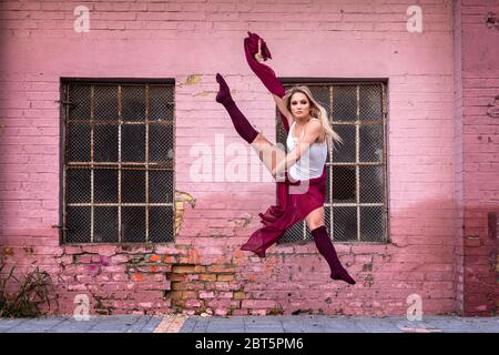 Ballerina ragazza balletto saltano per strada Foto Stock