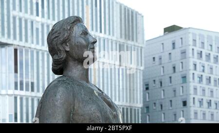 Oslo, Norvegia - 22 maggio 2019: La statua del cantante soprano Kirsten Flagstad si trova vicino al Teatro dell'Opera di Oslo. Sullo sfondo, architettura moderna Foto Stock