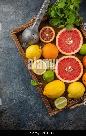 Lime di limone di pompelmo d'arancia. Agrumi tropicali freschi. Vista dall'alto Foto Stock
